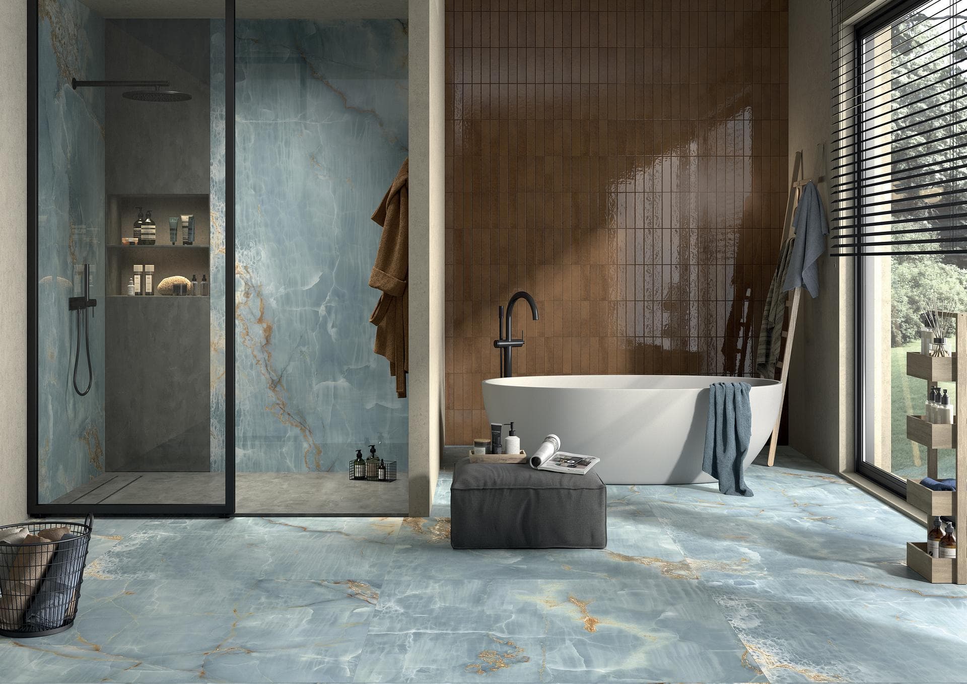 Salle de bains avec baignoire et surfaces effet onyx bleu Salle de bains avec baignoire îlot blanche et sol effet onyx bleu brillant aux veines dorées
