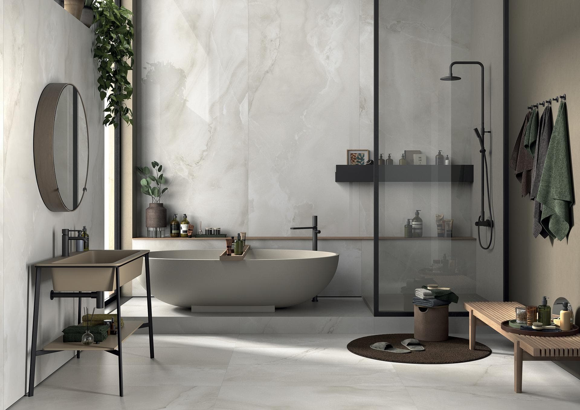 Salle de bains effet onyx blanc avec baignoire îlot Salle de bains avec baignoire îlot et douche habillées de dalles effet onyx blanc brillant, sol mat