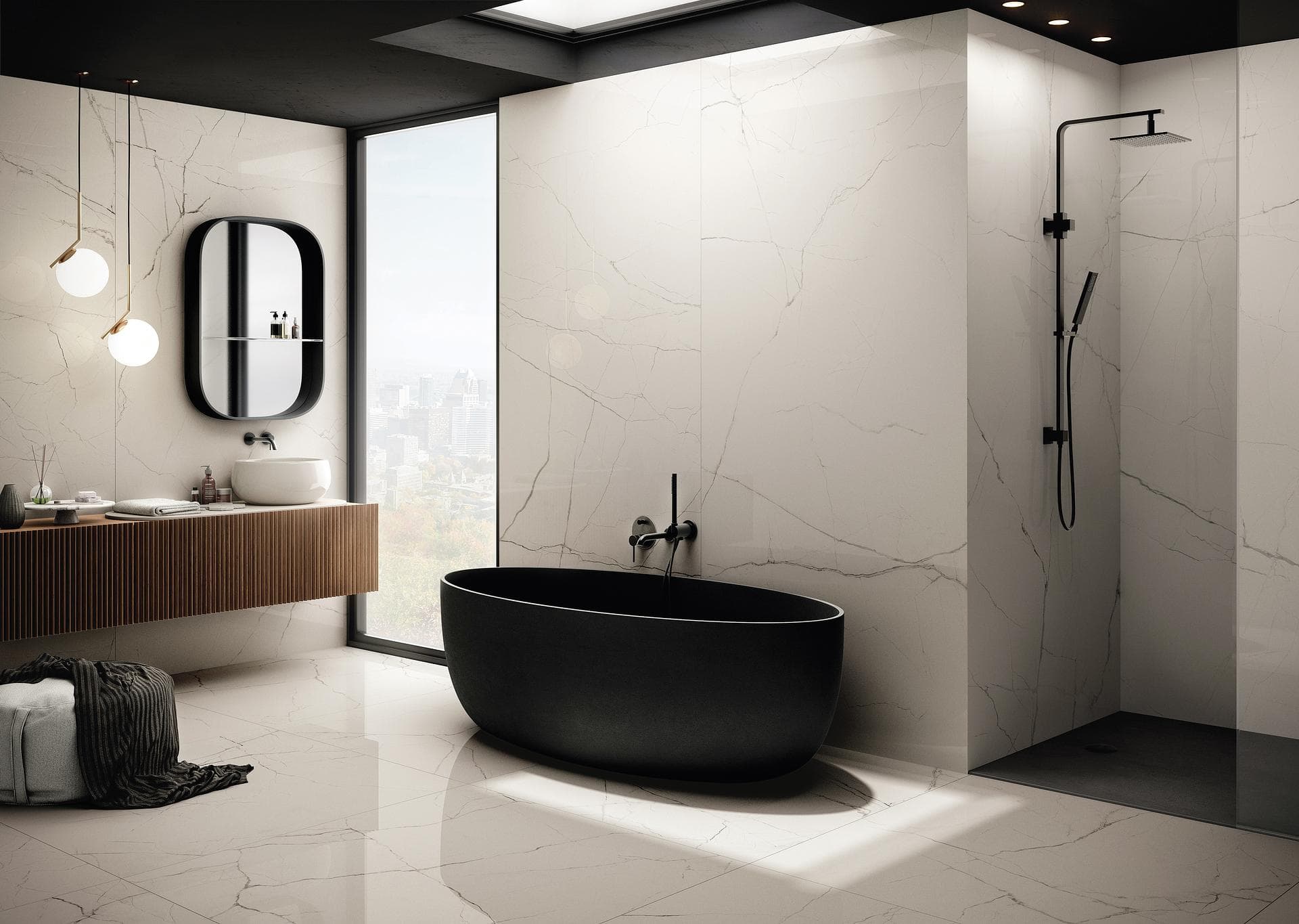 Salle de bains avec baignoire îlot et carrelage effet marbre Salle de bains avec baignoire noire îlot et douche habillées de carreaux brillants effet marbre statuaire blanc