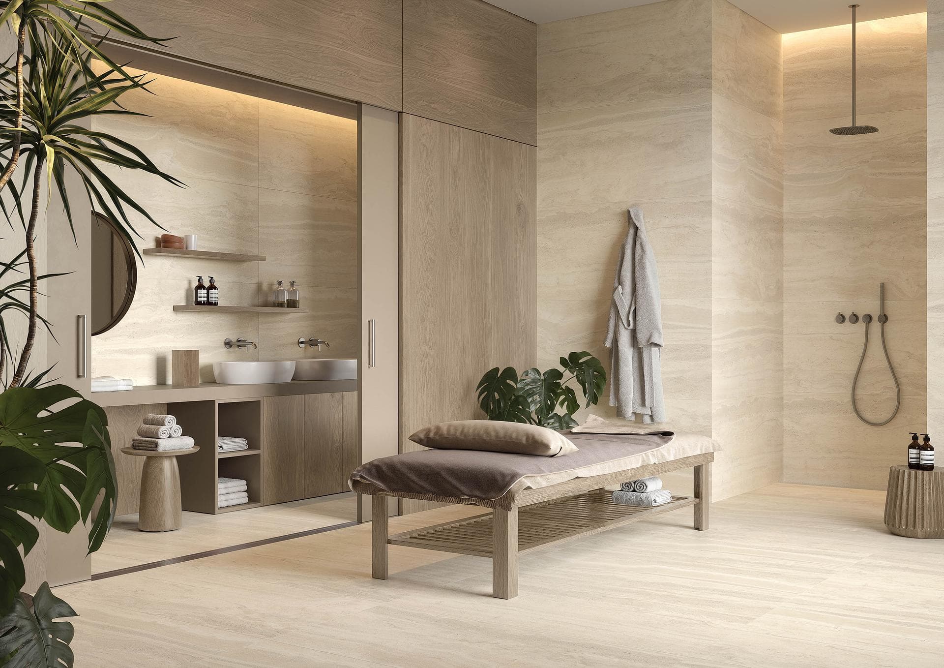Espace bien-être avec douche effet travertin Espace spa avec banquette en bois, douche de plafond et murs en grès effet travertin beige mat