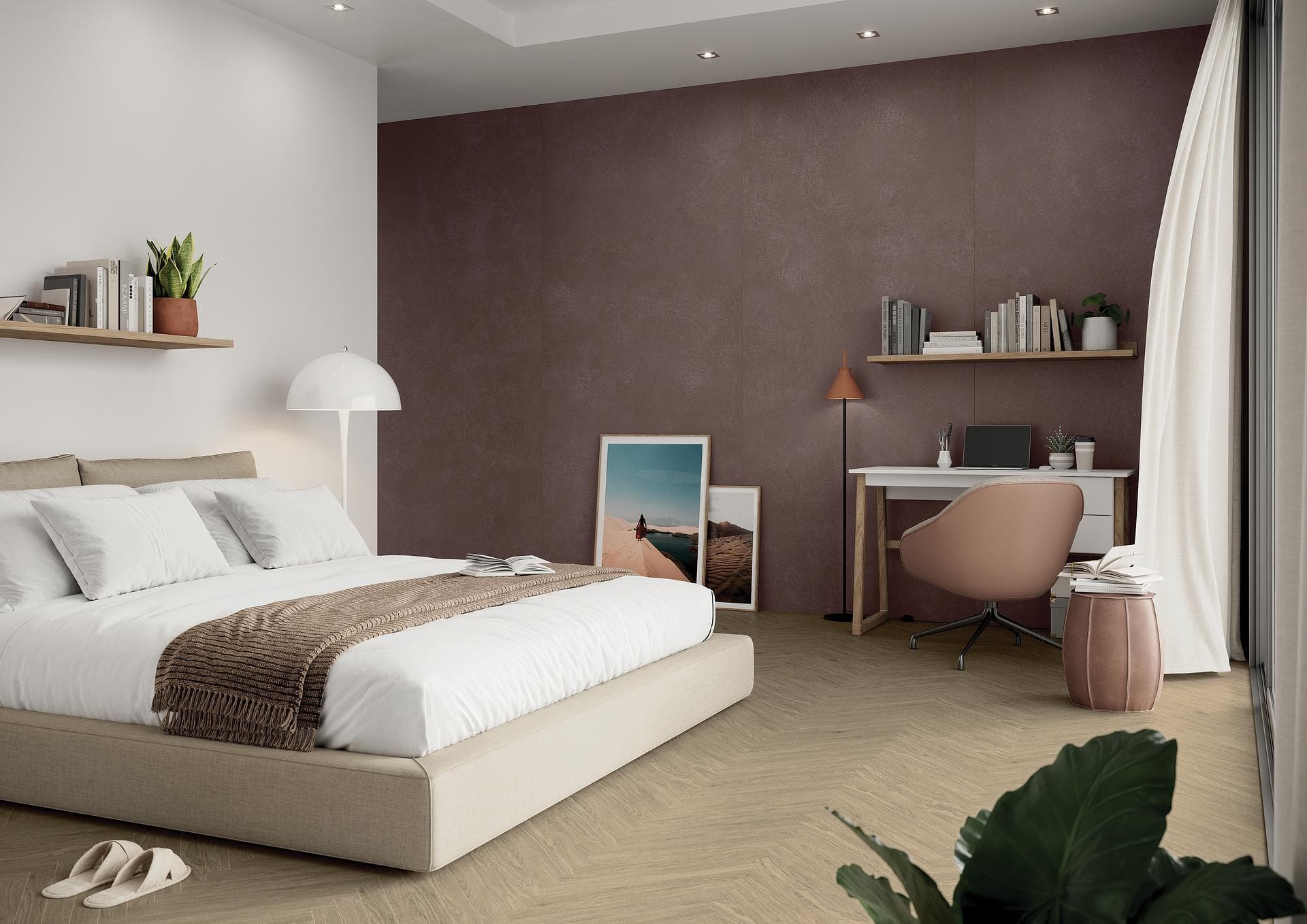 Schlafzimmer mit Bordeauxwand und Holzoptikboden Schlafzimmer mit matter bordeauxfarbener Grossformatwand und Fischgrätboden in Holzoptik in Haselnusston