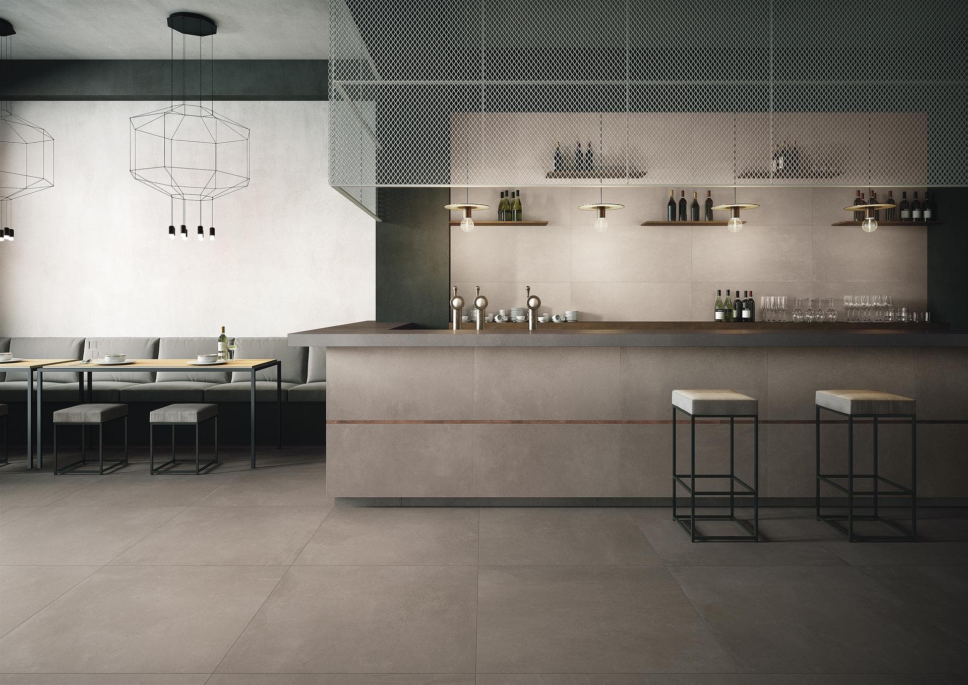 Bar comercial con gres efecto cemento Barra de bar con taburetes, suelo y pared en gres efecto cemento gris y camargue mate